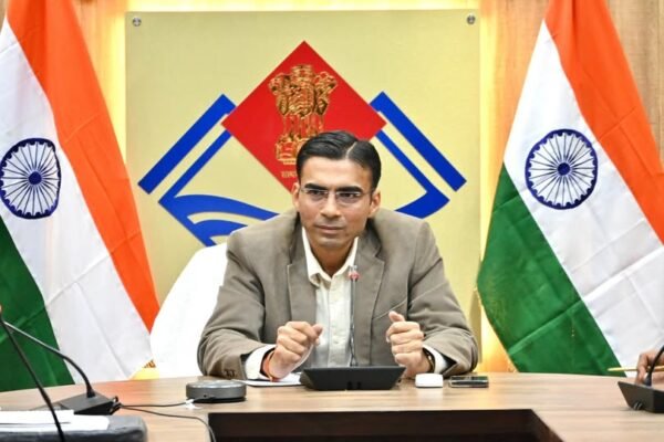 सख्त फैसले, सीधा संवाद: देहरादून में अलग पहचान छोड़ गए Savin Bansal