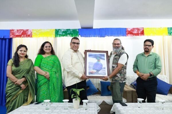 देहरादून: छात्रों ने पक्षी फोटो प्रदर्शनी में देखीं दुर्लभ प्रजातियों की तस्वीरें