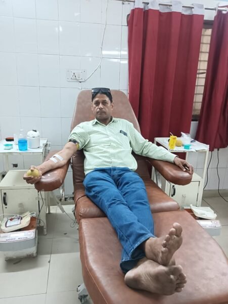 बकरीद पर रक्तदान कर NAPSR अध्यक्ष आरिफ खान ने दिया इंसानियत का संदेश