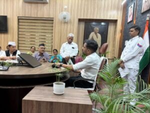 आंदोलनकारियों ने जिलाधिकारी के माध्यम से मुख्यमंत्री को भेजा ज्ञापन