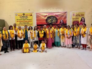 योग समागम में देश-विदेश के साधकों ने किया स्वस्थ जीवन का संकल्प देहरादून के लक्ष्मण चौक स्थित धर्मशाला में आयोजित योग समागम में देश-विदेश से आए साधकों ने योगाभ्यास कर स्वस्थ जीवन का संदेश दिया।