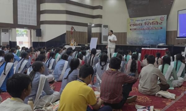 युवा संवाद शिविर में डॉ. मुकुल शर्मा ने दिए सफलता के मंत्र