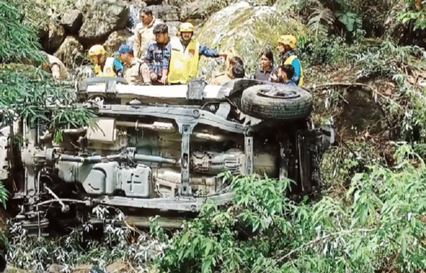 नैनीताल हादसा: तेज रफ्तार कार खाई में गिरी, एक युवक की मौत, दो गंभीर