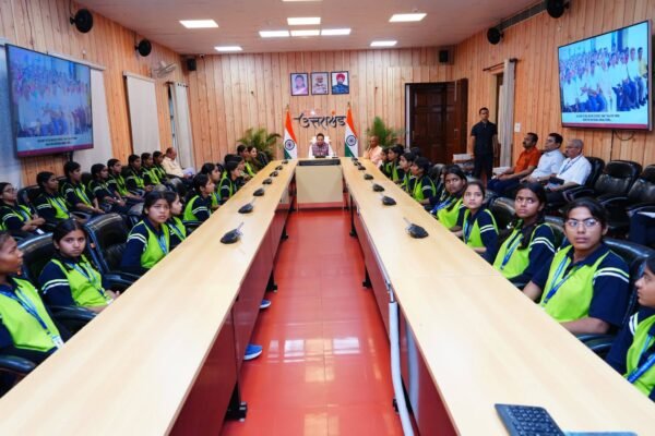 मुख्यमंत्री धामी ने छात्राओं संग सुना मन की बात 134वां संस्करण, किया संवाद
