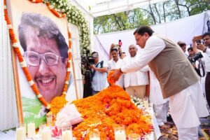 केंद्रीय रक्षा मंत्री राजनाथ सिंह व सीएम धामी ने प्रसिद्ध निशानेबाज़ एवं पद्मश्री स्व. जसपाल राणा के त्रयोदशी संस्कार में शामिल होकर स्वर्गीय जसपाल राणा को श्रद्धांजलि अर्पित की CM Photo 08 dt. 24 June, 2026