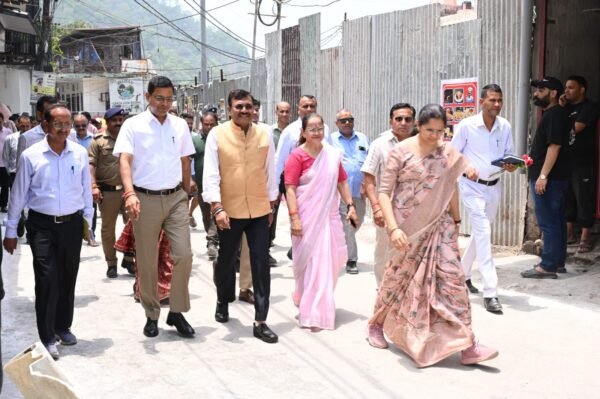 मुख्य सचिव आनंद बर्धन ने तपोवन के बजरंग सेतु और हिलान्स हिमालयन भोजनालय का किया निरीक्षण