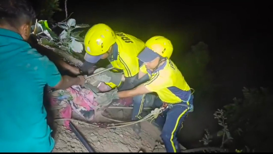 देवप्रयाग-श्रीनगर मार्ग पर गहरी खाई में गिरे युवकों का रेस्क्यू करती SDRF टीम