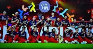 RCB IPL 2026 Champion टीम ट्रॉफी के साथ जश्न मनाते हुए