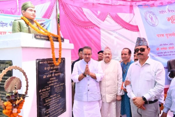 सैनिक कल्याण मंत्री गणेश जोशी ने अमर शहीद कैप्टन दल बहादुर थापा की प्रतिमा का अनावरण किया