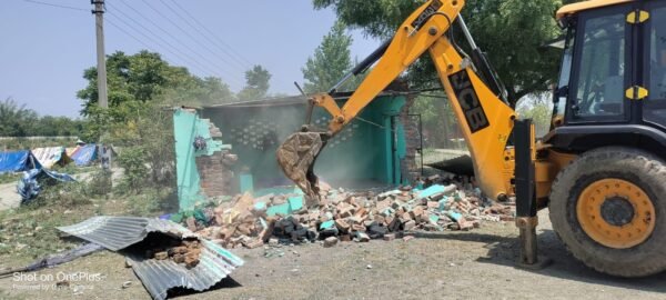 अतिक्रमण पर जिला प्रशासन की बड़ी कार्रवाई; अवैध निर्माण ध्वस्त