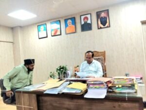 देहरादून निजी अस्पताल अनियमितता पर उत्तराखंड क्रांति सेना का हल्ला बोल, सीएमओ से की शिकायत देहरादून में निजी अस्पतालों की अनियमितताओं को लेकर सीएमओ से मिलते उत्तराखंड क्रांति सेना के पदाधिकारी