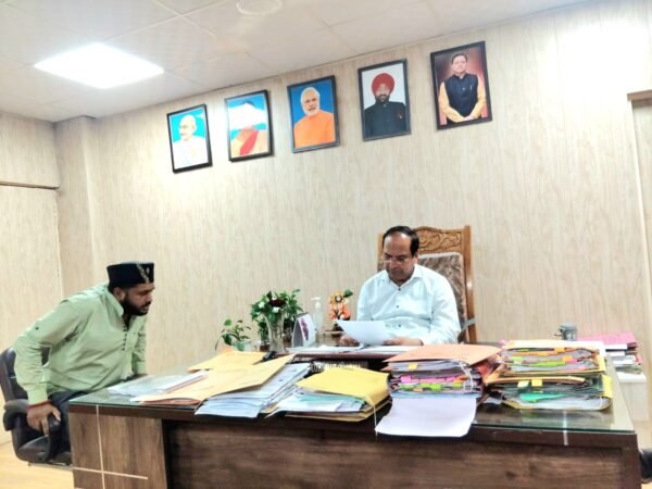 देहरादून में निजी अस्पतालों की अनियमितताओं को लेकर सीएमओ से मिलते उत्तराखंड क्रांति सेना के पदाधिकारी