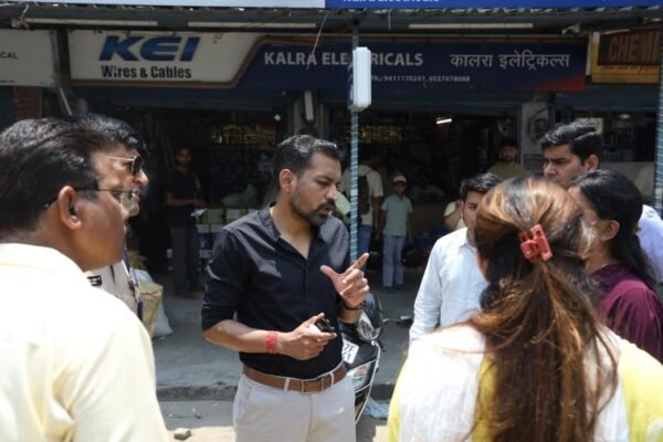 केबल कार्यों में देरी पर डीएम सख्त, 5 दिन में काम पूरा करने के निर्देश