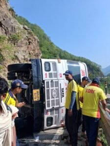 तोताघाटी के समीप चारधाम यात्रा बस दुर्घटनाग्रस्त, SDRF ने चलाया रेस्क्यू ऑपरेशन तोताघाटी के समीप चारधाम यात्रा बस दुर्घटनाग्रस्त, SDRF ने चलाया रेस्क्यू ऑपरेशन