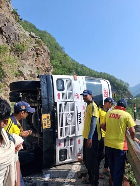 तोताघाटी के समीप चारधाम यात्रा बस दुर्घटनाग्रस्त, SDRF ने चलाया रेस्क्यू ऑपरेशन