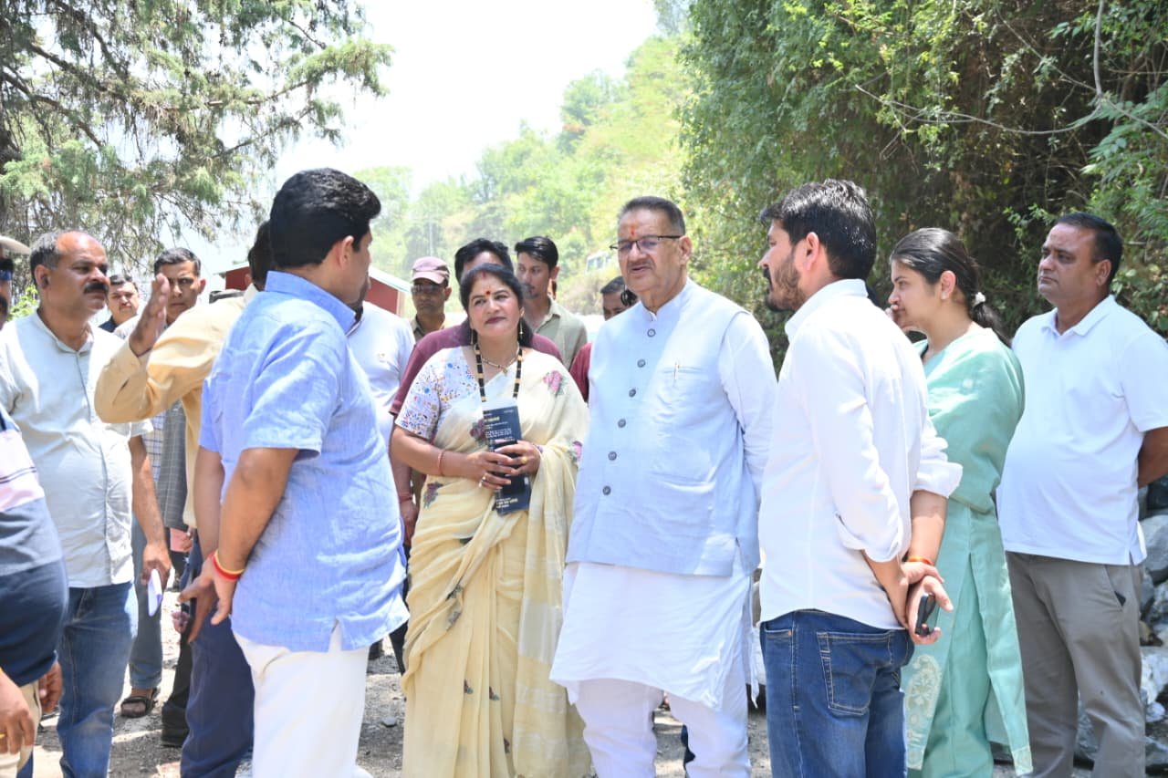 टिहरी में चारधाम यात्रा मार्ग के पुनर्स्थापना कार्यों का निरीक्षण करते कैबिनेट मंत्री गणेश जोशी