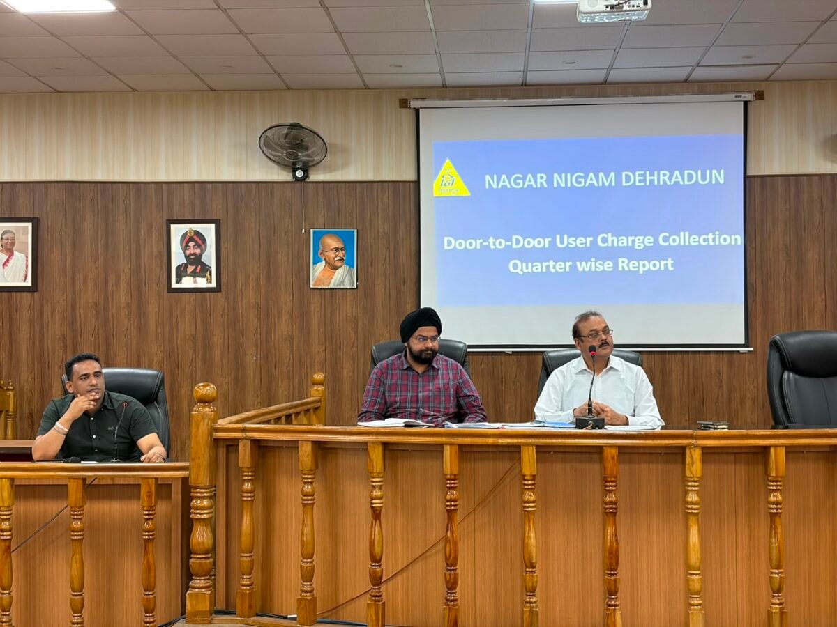 देहरादून नगर निगम में स्वच्छता व्यवस्था समीक्षा बैठक की अध्यक्षता करते नगर आयुक्त आलोक कुमार पाण्डेय