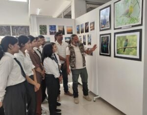 ‘बर्ड्स ऑफ उत्तराखंड’ के जरिए छात्रों ने देखी प्रकृति की अनोखी दुनिया ‘बर्ड्स ऑफ उत्तराखंड’ प्रदर्शनी में विद्यार्थियों को जानकारी देते वाइल्डलाइफ फोटोग्राफर राजू पुशोला