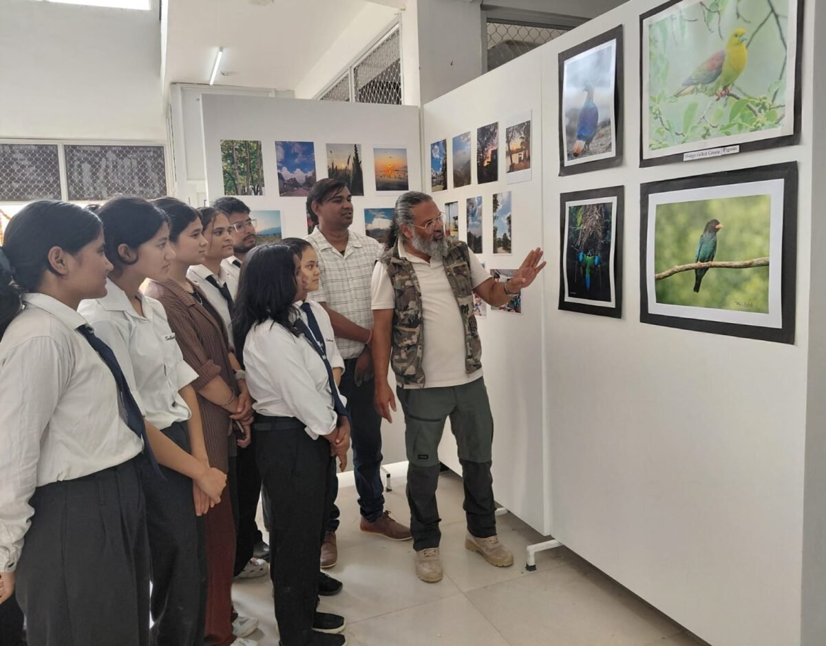 ‘बर्ड्स ऑफ उत्तराखंड’ प्रदर्शनी में विद्यार्थियों को जानकारी देते वाइल्डलाइफ फोटोग्राफर राजू पुशोला