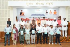 देहरादून में 221 चयनित अभ्यर्थियों को नियुक्ति पत्र वितरित करते मुख्यमंत्री पुष्कर सिंह धामी