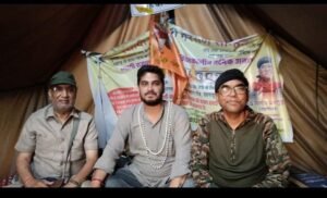 देहरादून में रोजगार नीति कानून की मांग को लेकर युवाओं का प्रदर्शन देहरादून में रोजगार नीति कानून की मांग को लेकर सत्याग्रह करते युवा