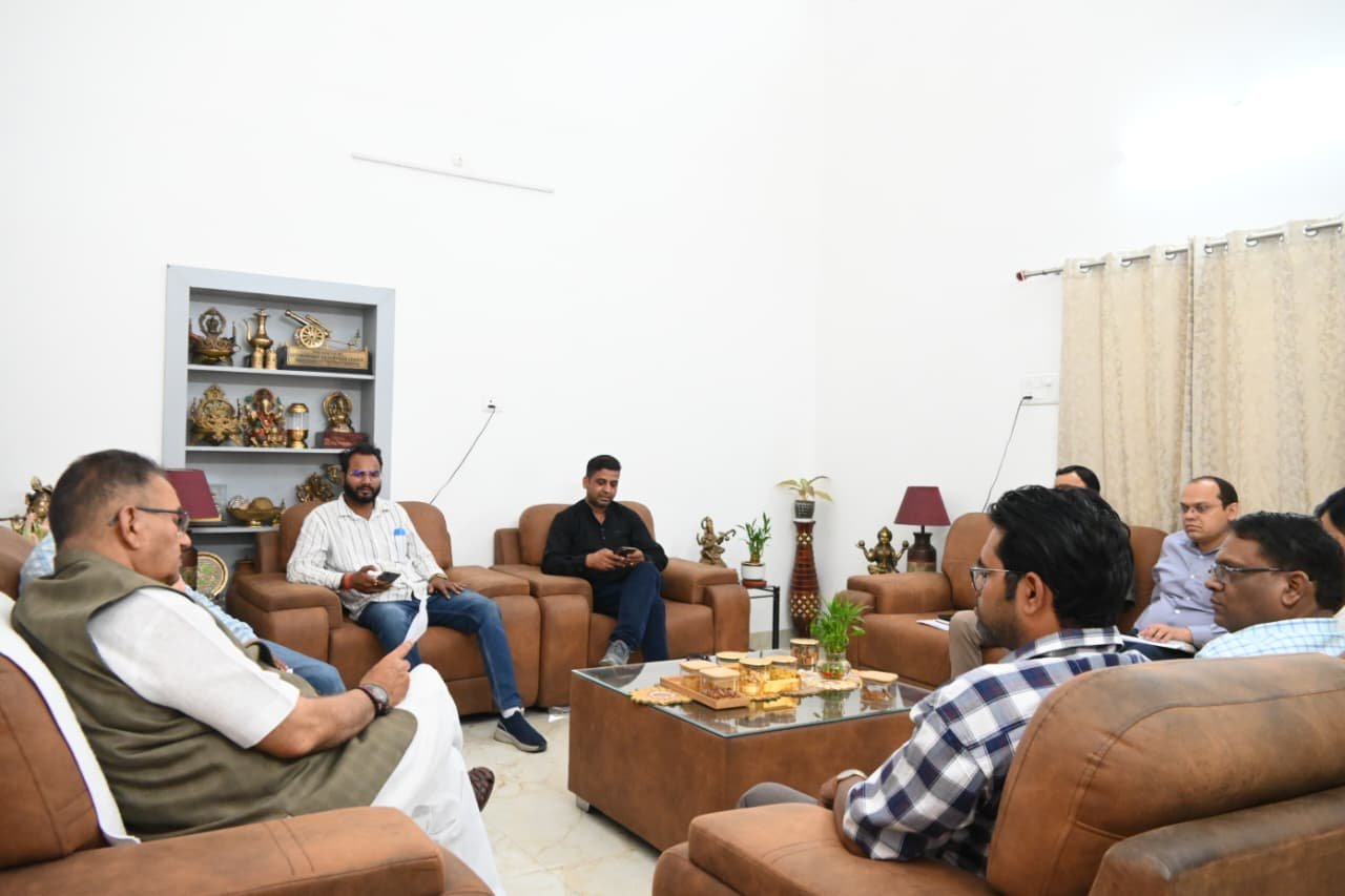 कैबिनेट मंत्री गणेश जोशी ने अधिकारियों को दिए भूमिगत विद्युत लाइन कार्यों से क्षतिग्रस्त सड़कों को जल्द दुरुस्त करने के निर्देश