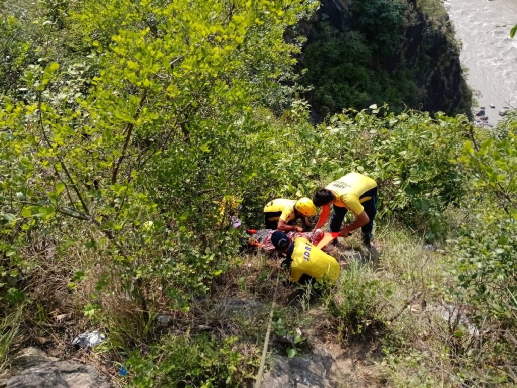 SDRF Bike Accident Rescue: खाई में गिरे 2 युवकों को सुरक्षित निकाला