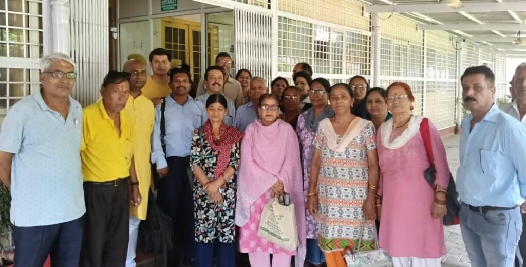 राज्य आंदोलनकारी चिन्हीकरण की मांग को लेकर डीएम कार्यालय पर प्रदर्शन