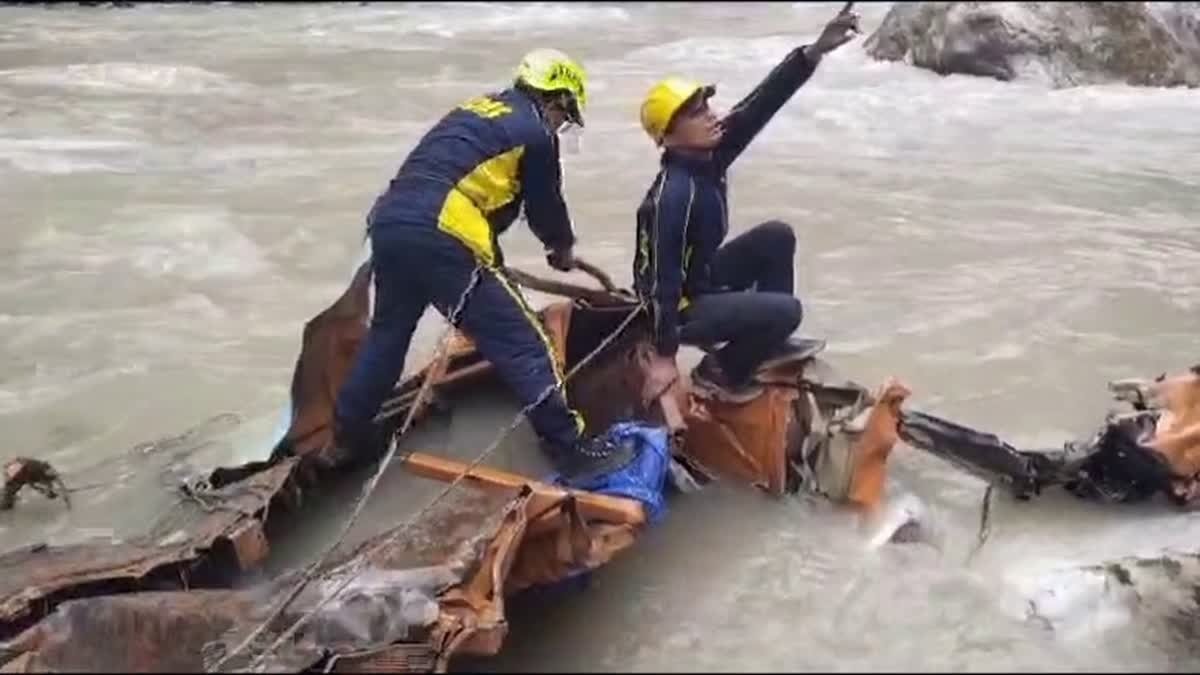 बदरीनाथ हाईवे हादसा: हेलंग के पास ट्रक अलकनंदा नदी में गिरा, चालक की मौत