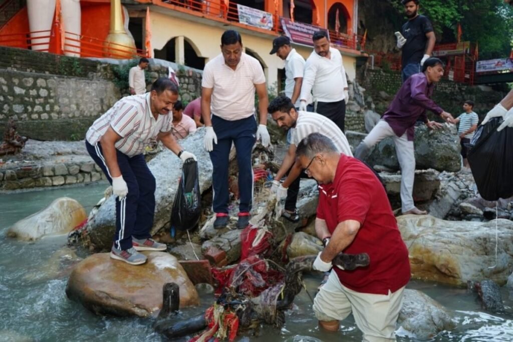 टपकेश्वर मंदिर किनारे तमसा नदी में चला विशेष स्वच्छता अभियान