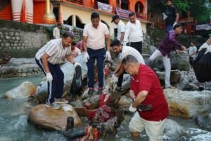 टपकेश्वर मंदिर किनारे तमसा नदी में चला विशेष स्वच्छता अभियान टपकेश्वर मंदिर किनारे तमसा नदी में चला विशेष स्वच्छता अभियान