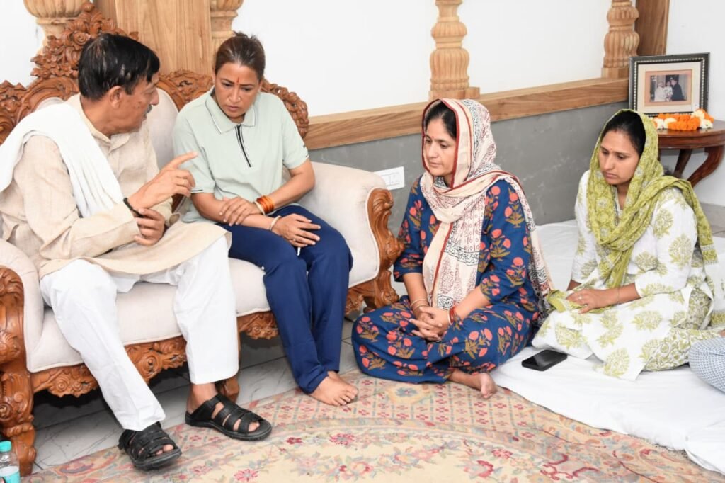 रेखा आर्या ने जसपाल राणा के आवास पहुँचकर दी श्रद्धांजलि, परिजनों को बंधाया ढांढस