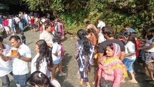 सहस्त्रधारा के बाद पर्यटकों की पहली पसंद बना गुच्छूपानी (रॉबर्स केव), वीकेंड पर उमड़ रही भारी भीड़ गुच्छूपानी में बढ़ी पर्यटकों की आवाजाही, वीकेंड पर उमड़ी भारी भीड़