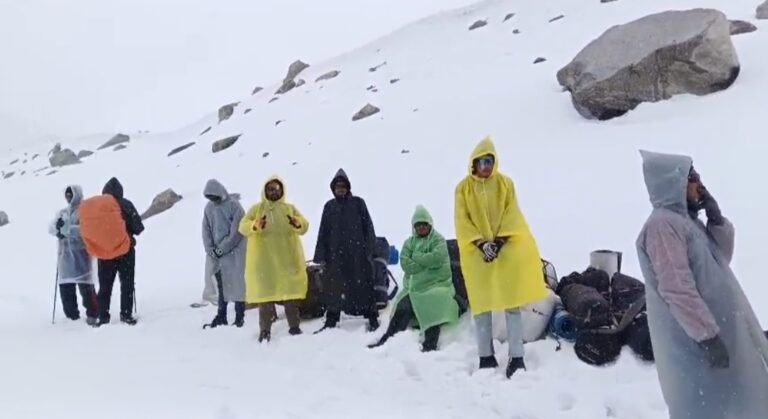 आजकल चमोली जिले के उच्च हिमालयी ट्रैक रूट भी साहसिक पर्यटन प्रेमियों से गुलजार