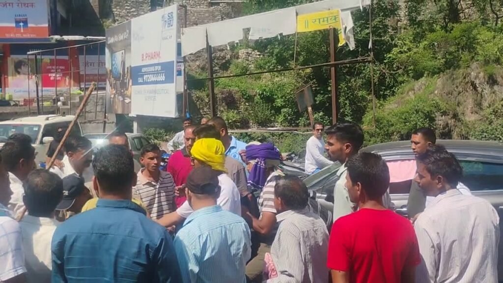 कर्णप्रयाग में श्रद्धालुओं ने तलवार से किया हमला, कई स्थानीय लोग घायल, बदरीनाथ हाईवे किया जाम