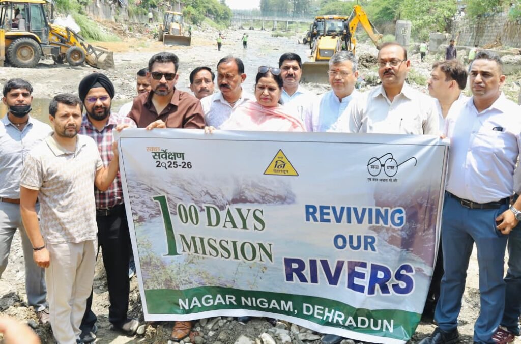 नदी नहीं बनेगी कूड़ाघर, रिस्पना के पुनरुद्धार को लेकर प्रशासन सख्त; महापौर संग ग्राउण्ड जीरो पर पंहुचे डीएम एवं मुख्य नगर आयुक्त