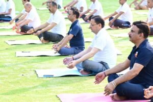 अंतरराष्ट्रीय योग दिवस के उपलक्ष्य में सीएम धामी ने किया योगाभ्यास, प्रदेशवासियों से योग अपनाने की अपील