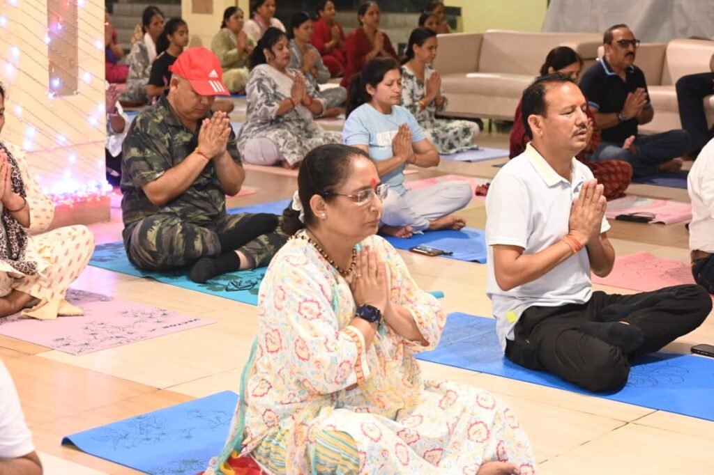 अंतरराष्ट्रीय योग दिवस के उपलक्ष्य में कोटद्वार में सामूहिक योगाभ्यास, प्रतिभागियों को वितरित किए गए योगा मैट