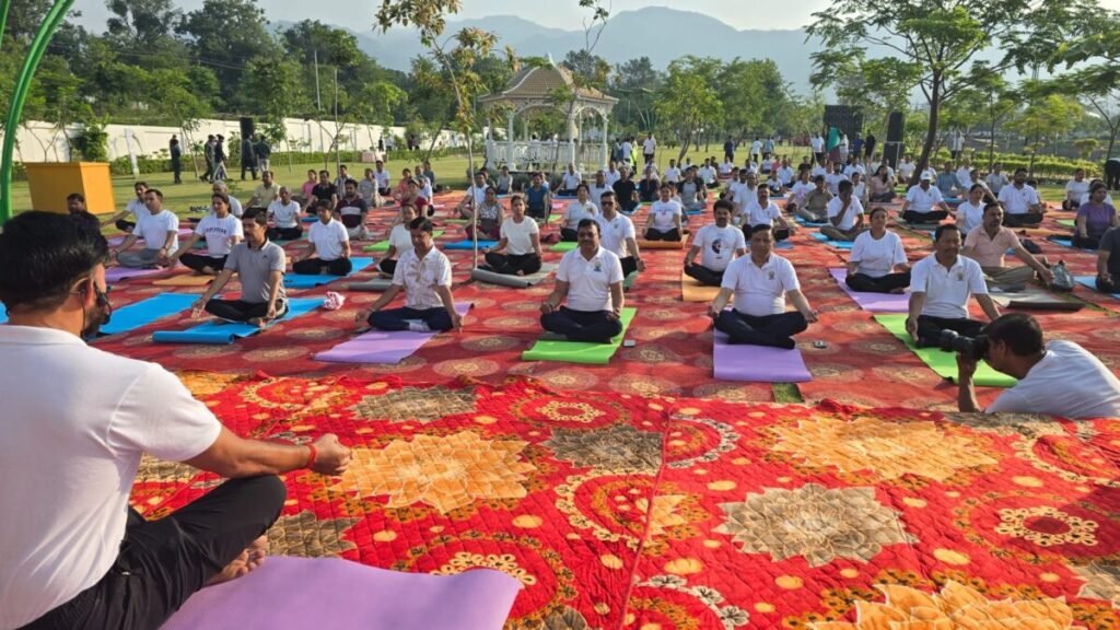 अंतरराष्ट्रीय योग दिवस पर सिटी फॉरेस्ट पार्क में जुटे 1000 से अधिक लोग, मुख्य सचिव आनंद बर्धन ने किया योग