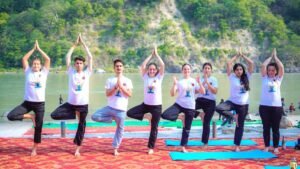 स्वर्गाश्रम ट्रस्ट ने गंगा घाट पर 12वां अंतर्राष्ट्रीय योग दिवस मनाया स्वर्गाश्रम ट्रस्ट ने गंगा घाट पर 12वां अंतर्राष्ट्रीय योग दिवस मनाया