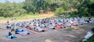 गणेश वंदना एवं सरस्वती वंदना का पाठ कर योग अभ्यास किया शुरू अंतरराष्ट्रीय योग दिवस पर खलंगा में हुआ योगाभ्यास