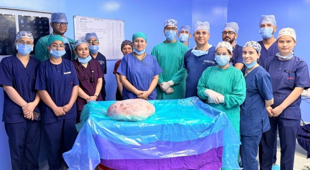 पेट में 15 किलो की गाँठ लेकर पहुँची महिला — सफल कैंसर सर्जरी से मिली नई ज़िंदगी
