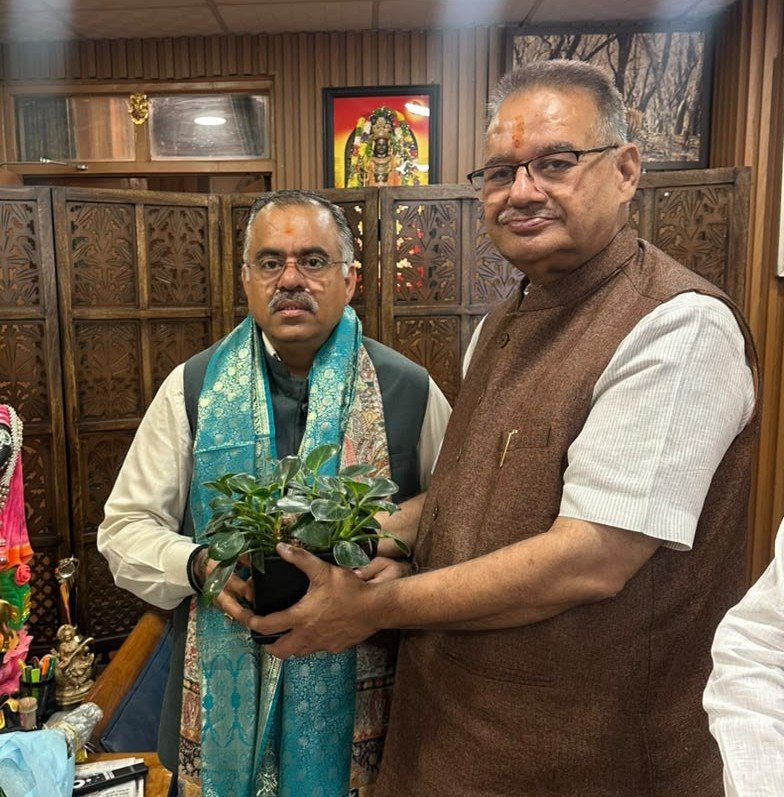 कैबिनेट मंत्री गणेश जोशी ने भाजपा के राष्ट्रीय महामंत्री तरुण चुघ से मिले 