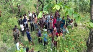 पौड़ी के बणासी तल्ली गांव में गुलदार के हमले के बाद मौके पर पहुंची वन विभाग की टीम।