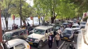 वीकेंड पर नैनीताल में उमड़ा सैलानियों का सैलाब, शहर में लगा लंबा जाम; पार्किंग फुल होने पर शुरू की गई शटल सेवा वीकेंड पर नैनीताल में लगा लंबा जाम, सैलानियों से गुलजार हुई सरोवर नगरी