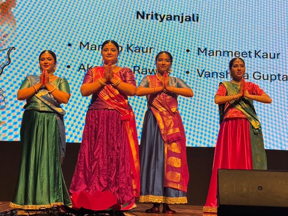 देहरादून में आयोजित तरंग 26 सांस्कृतिक समारोह में कथक नृत्य की प्रस्तुति