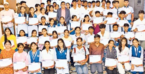 Dr Shiv Kumar Dadar addressing students on AI and Digital Media Career Opportunities in Lucknow seminar