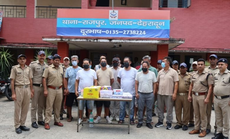 देहरादून में जुआ अड्डे पर पुलिस की बड़ी कार्रवाई, अमेरिकी नागरिक समेत 13 गिरफ्तार