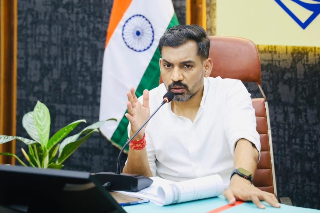 जन आकांक्षाओं से जुड़ी हैं मुख्यमंत्री घोषणाएं, युद्धस्तर पर पूरा करें कार्य:डीएम