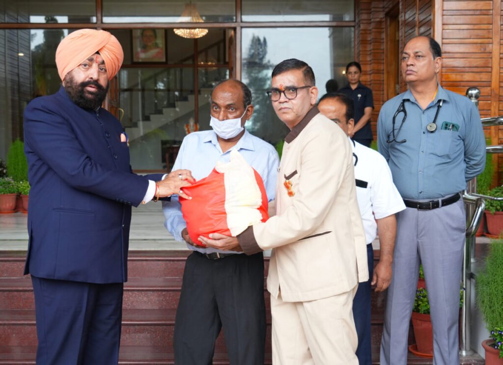 राज्यपाल ने 13 टीबी मरीजों को गोद लेकर बांटी पोषण किट, टीबी मुक्त उत्तराखंड का दिया संदेश